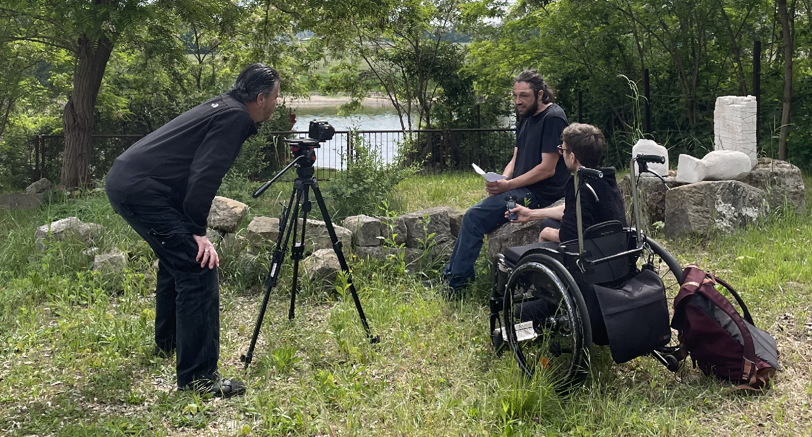 Im Garten der OSTRALE sind Kameraaufnahmen mit den Teilnehmern zu sehen.